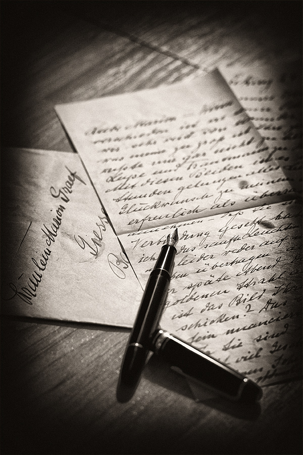 Handgeschriebene Briefe und ein Füllfederhalter